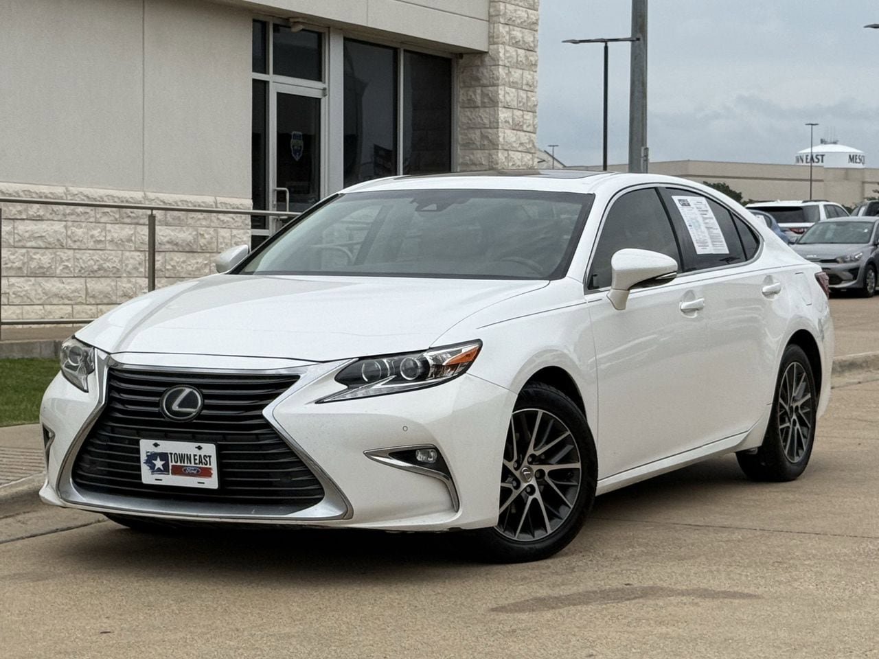 Used 2016 Lexus ES 350 w/ Luxury Package w/Wood Trim FWD image 2