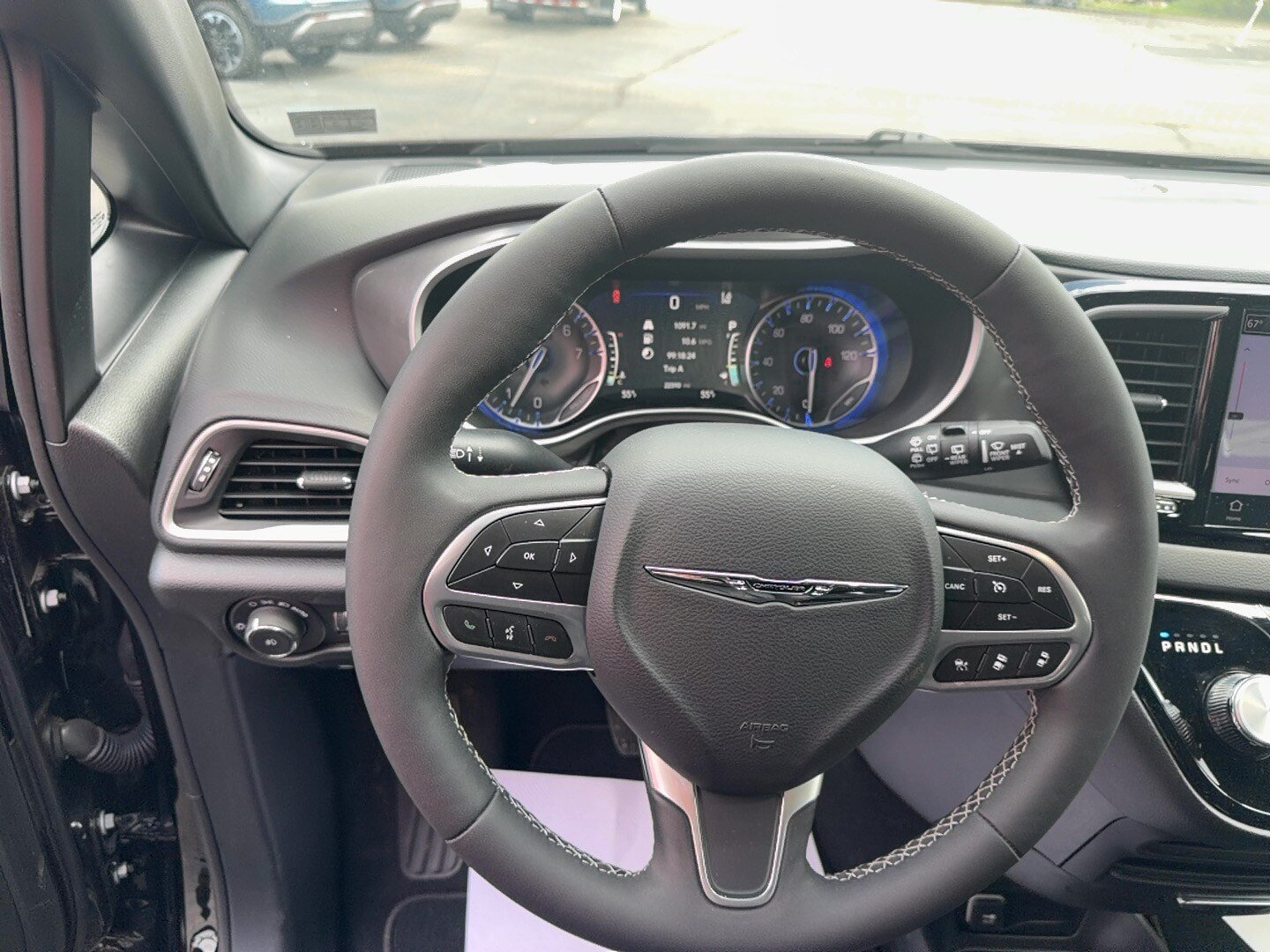 Used 2025 Chrysler Pacifica Select FWD image 12