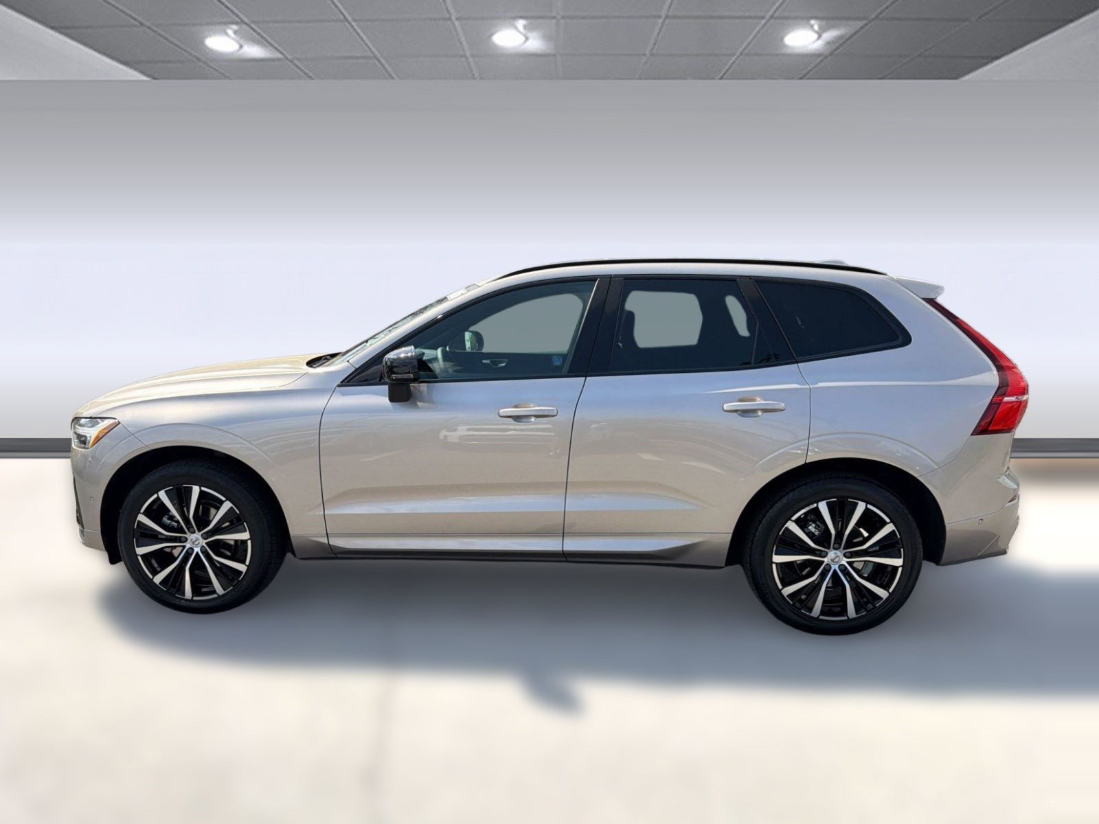 Certified 2024 Volvo XC60 B5 Plus w/ Climate Package AWD/4WD image 2