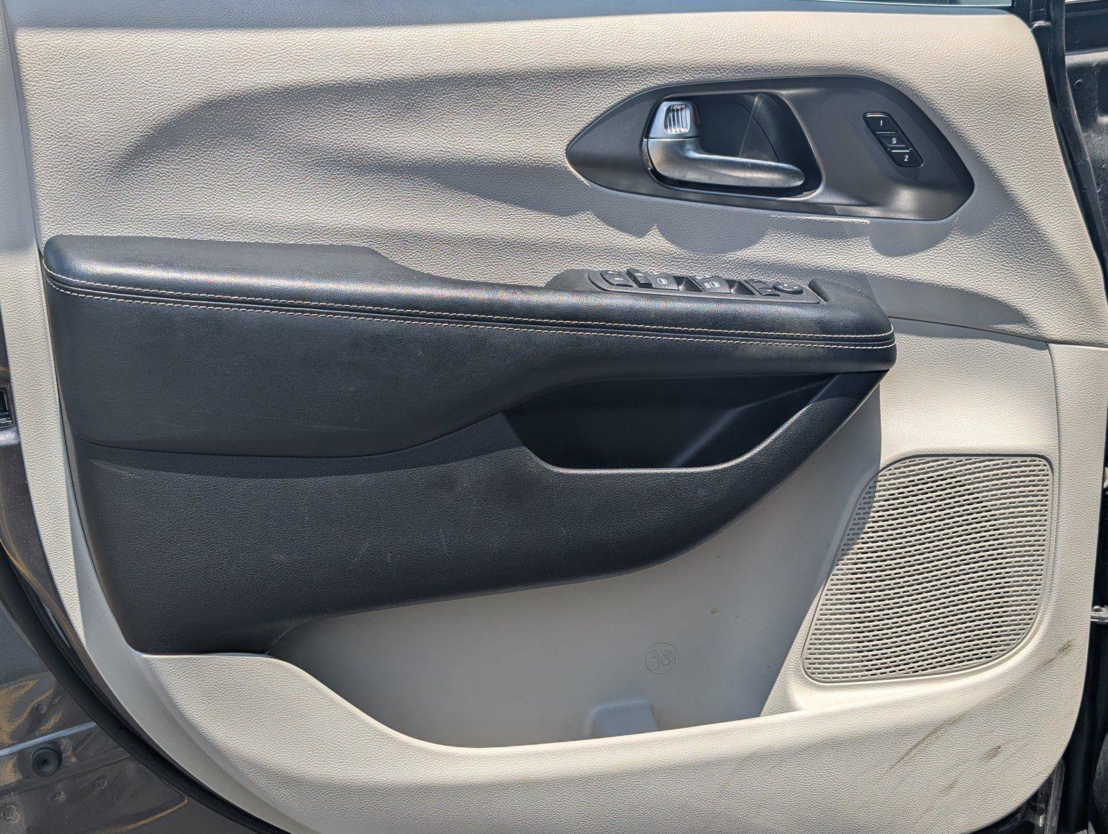 Used 2023 Chrysler Pacifica Touring-L FWD image 11