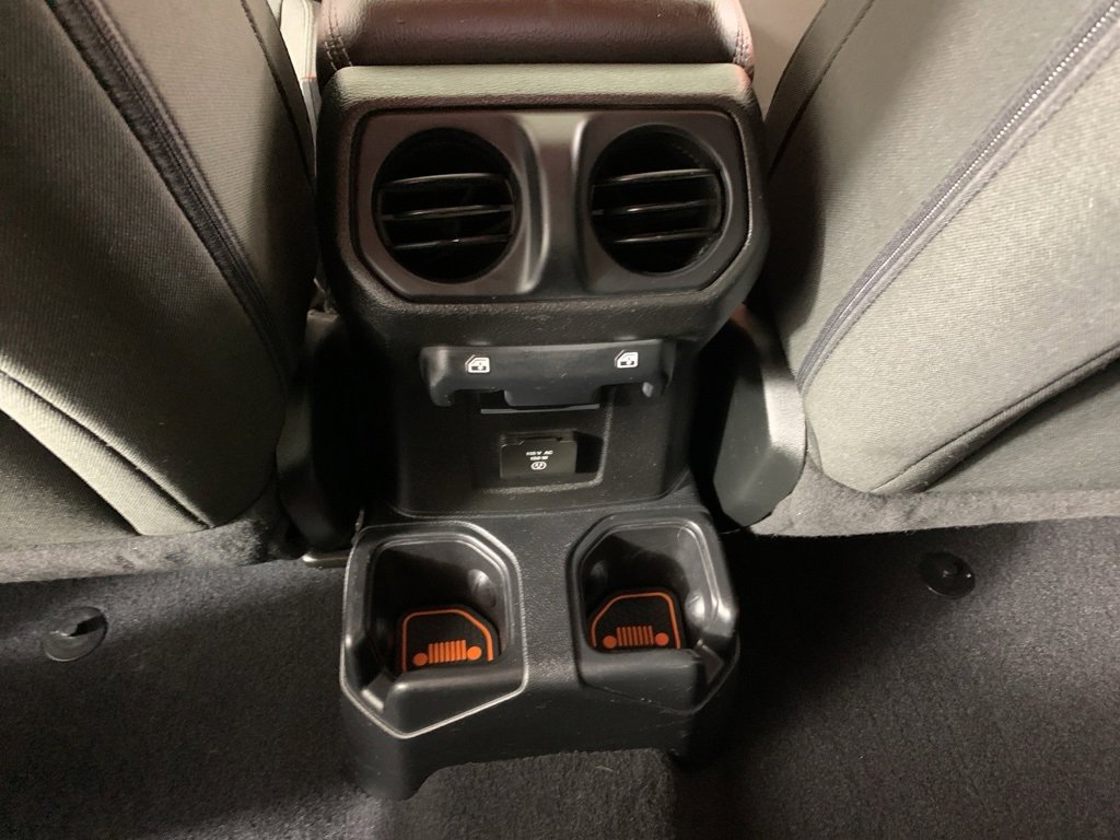 Used 2018 Jeep Wrangler Unlimited Sahara image 32