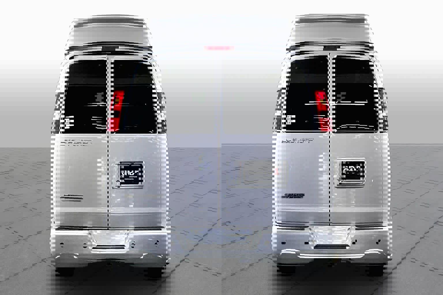 Used 2021 Chevrolet Express 2500 LS w/ Enhanced Convenience Package image 4