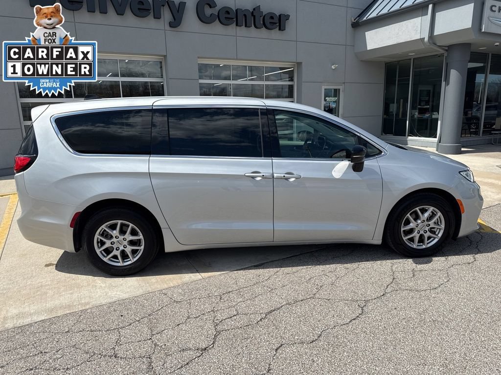 Used 2024 Chrysler Pacifica Touring-L FWD image 4