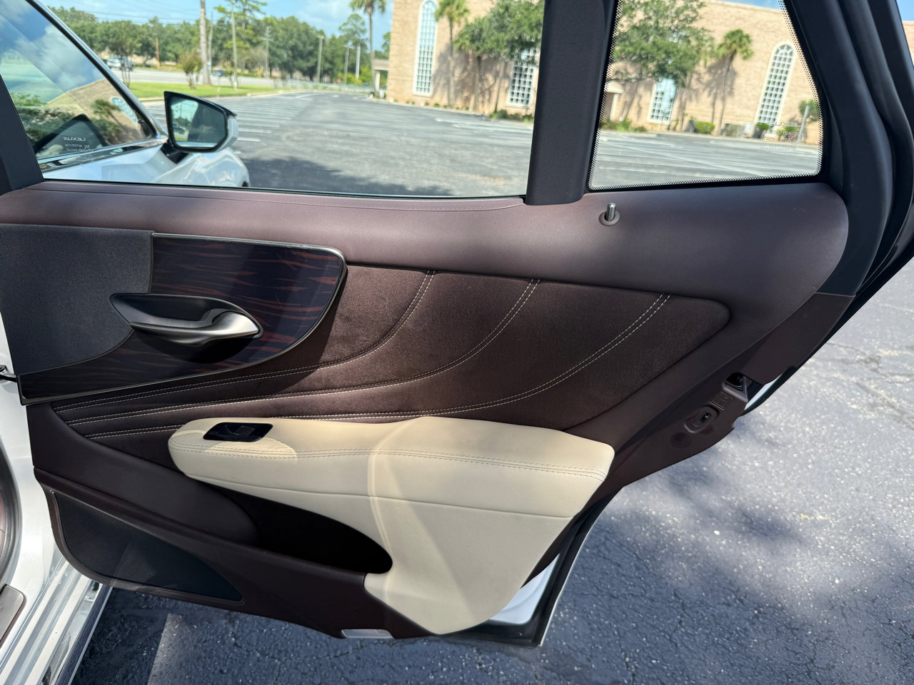 Used 2018 Lexus LS 500h AWD w/ Interior Upgrade Package image 25