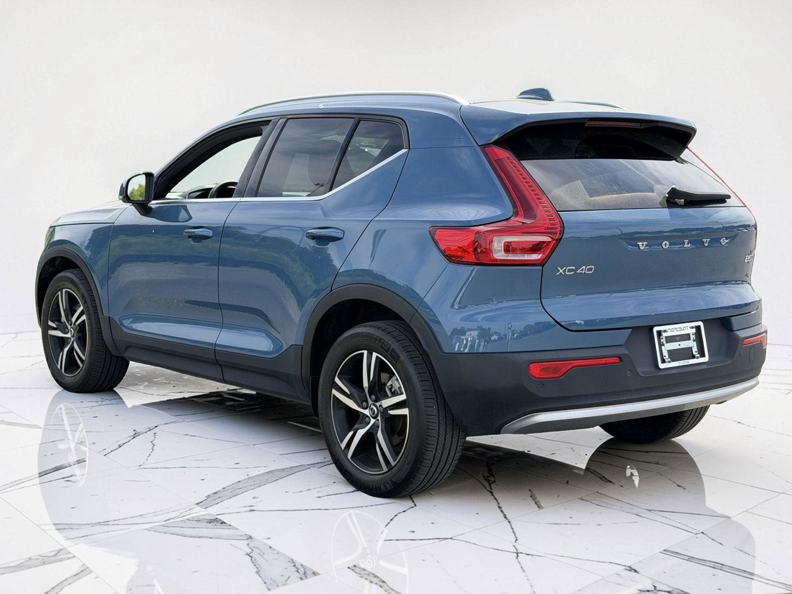 Used 2024 Volvo XC40 B5 Core image 4