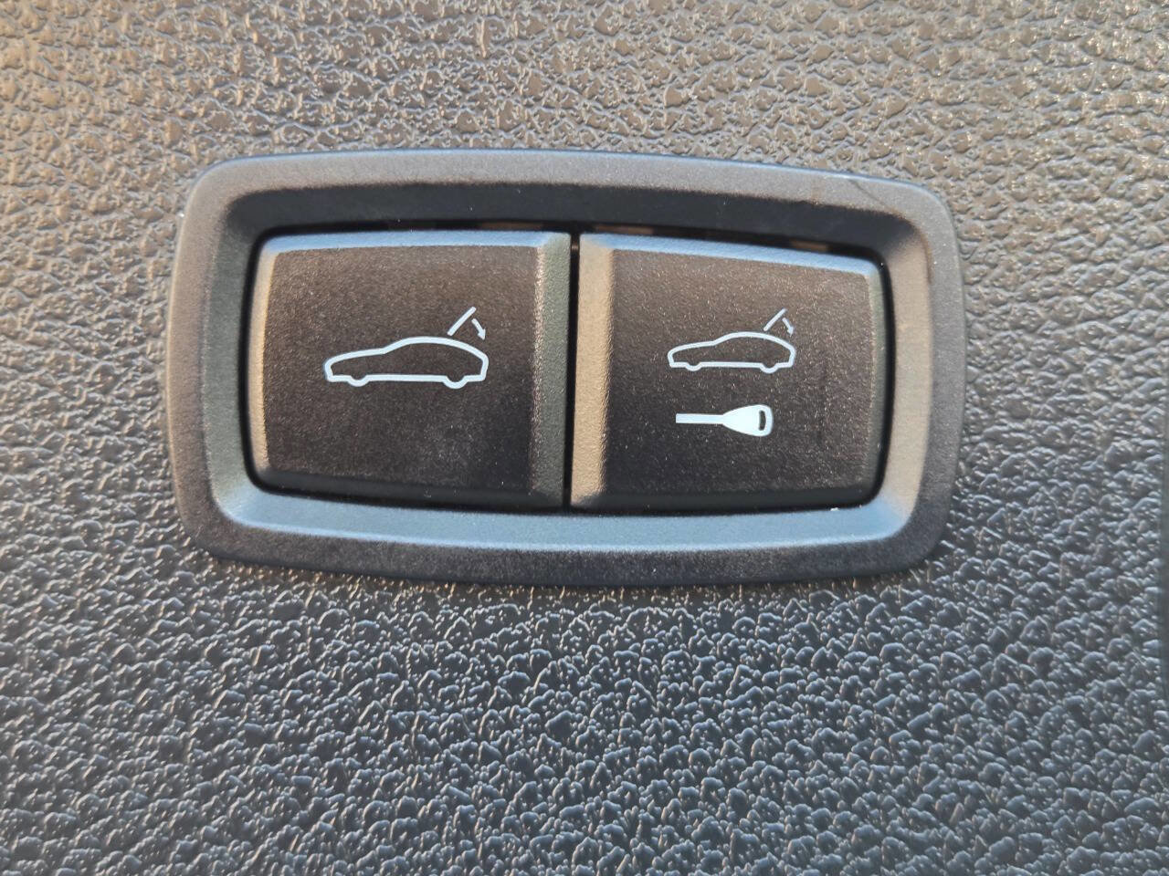 Used 2017 Porsche Macan Base AWD 4dr SUV image 19