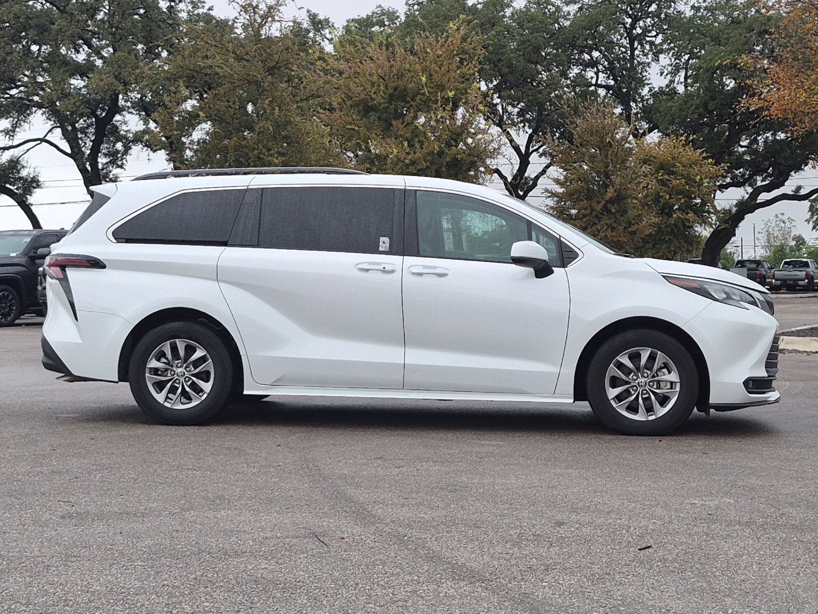 Used 2025 Toyota Sienna XLE FWD image 6