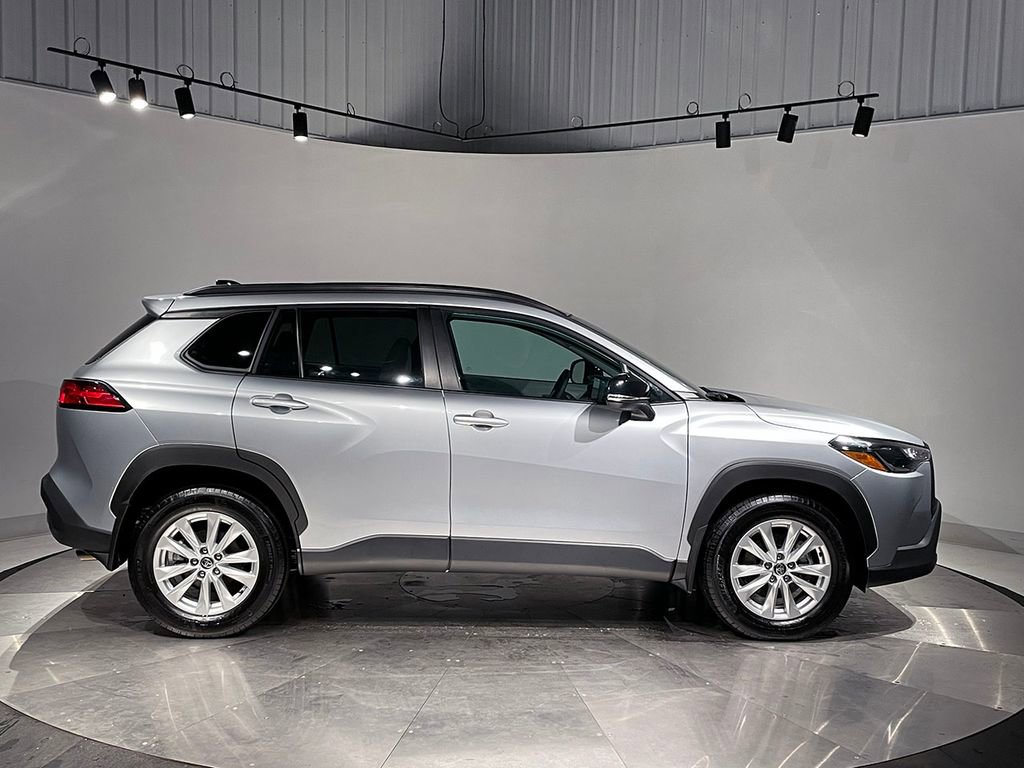 Used 2025 Toyota Corolla Cross LE image 10