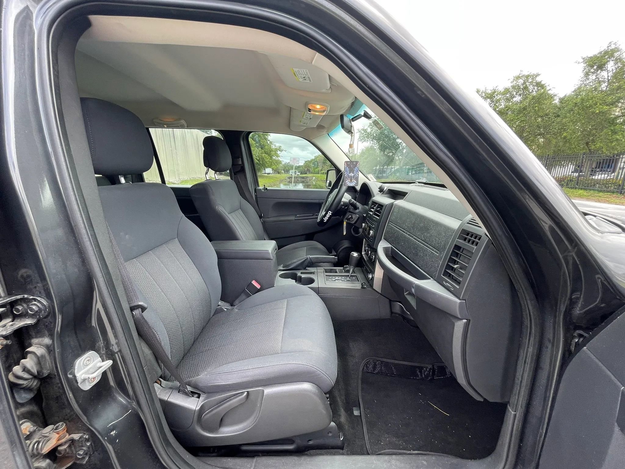 Used 2011 Jeep Liberty Sport image 29