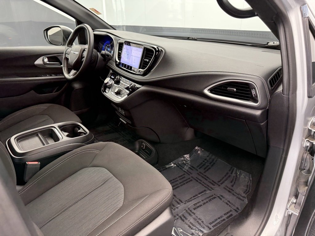 Used 2023 Chrysler Pacifica Touring image 51