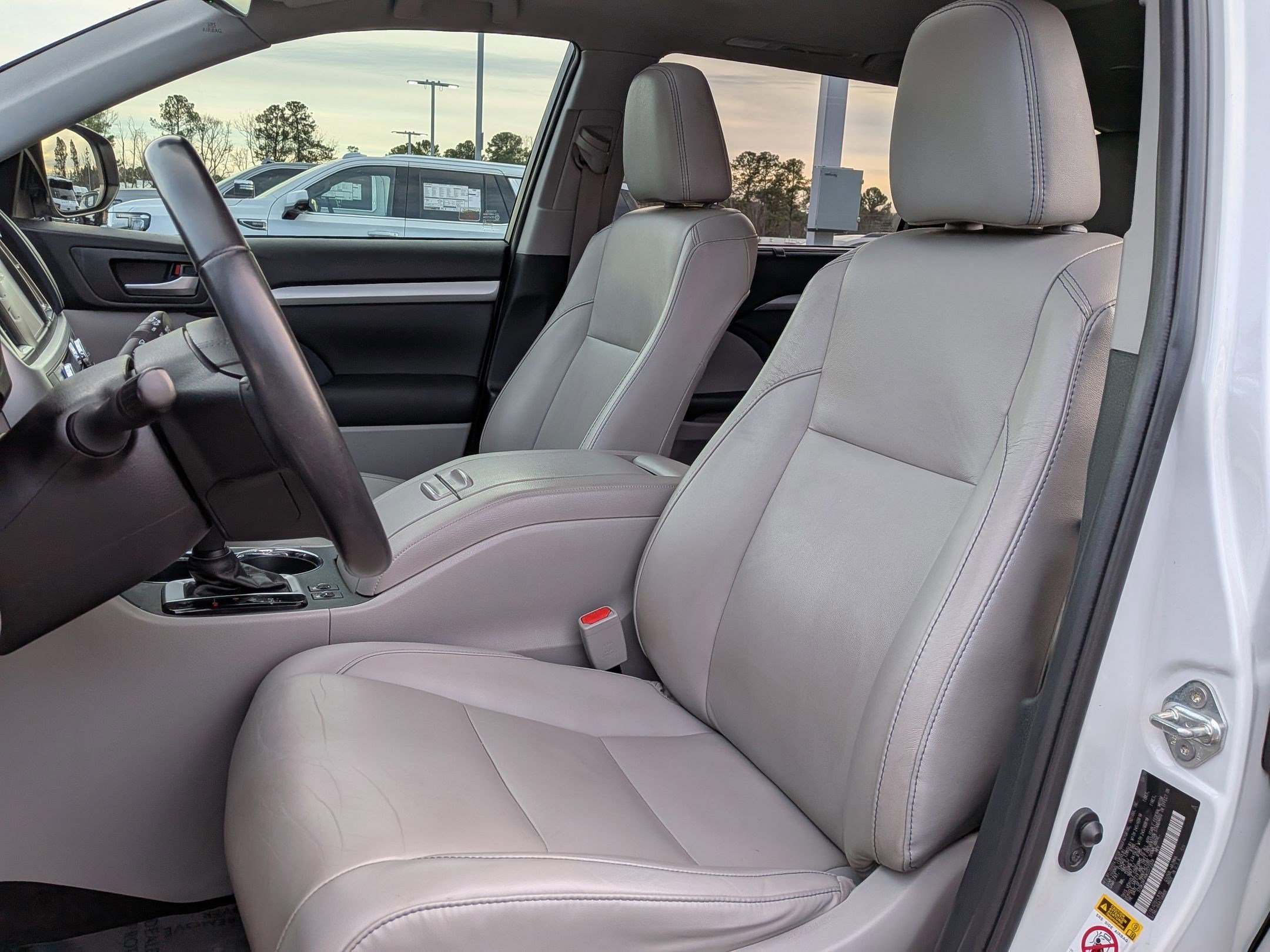 Used 2019 Toyota Highlander XLE image 16