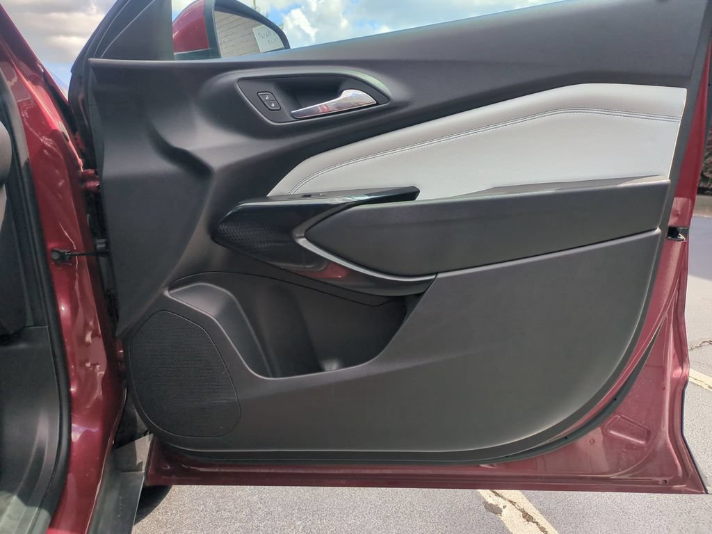 Used 2025 Chevrolet Trax LT w/ LT Convenience Package FWD image 32