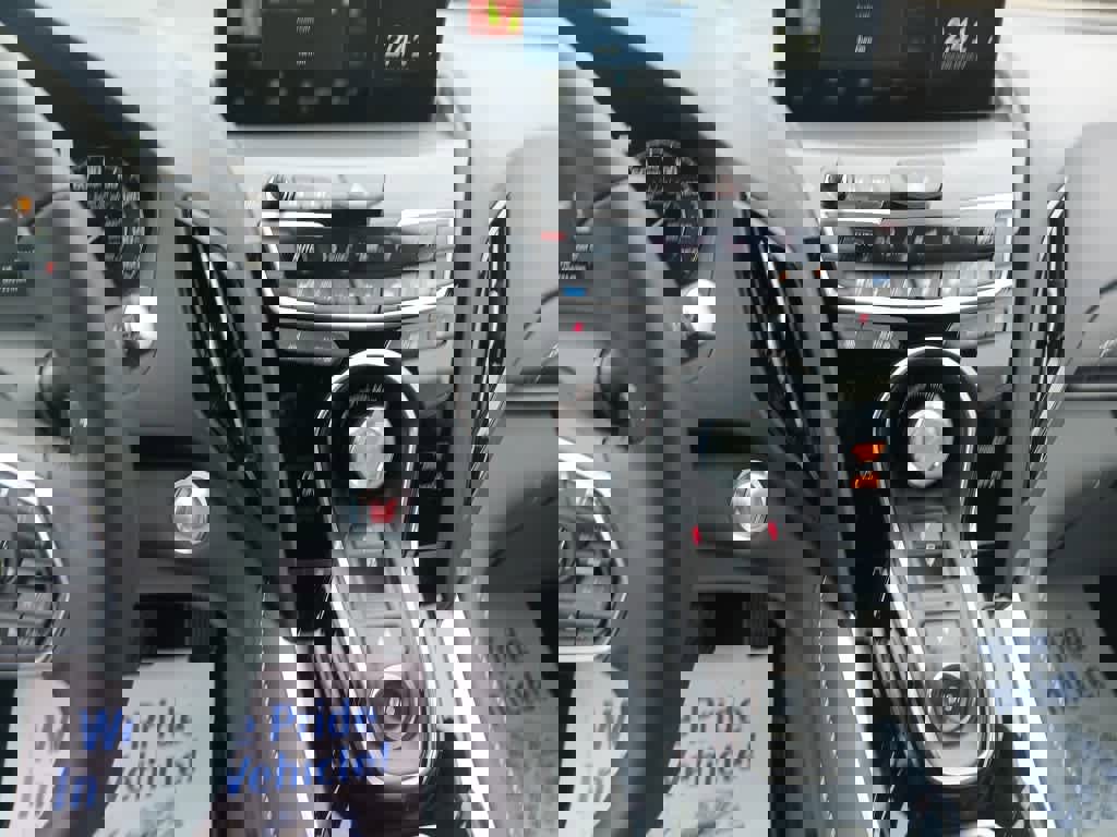 Used 2025 Acura RDX SH-AWD image 13