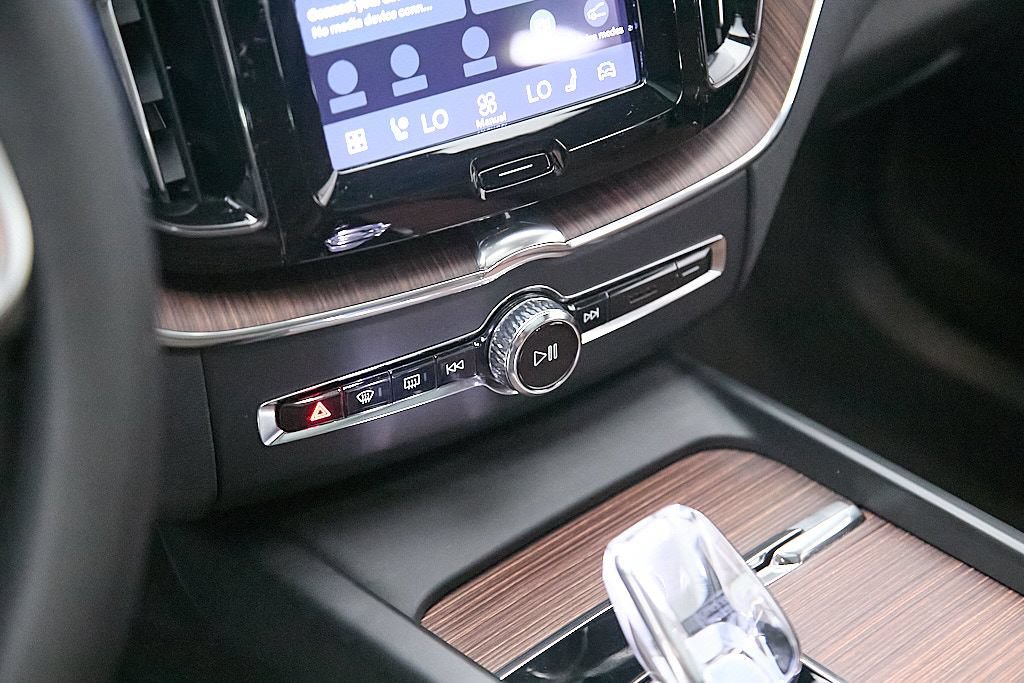 Certified 2023 Volvo XC60 T8 Ultimate w/ Climate Package AWD/4WD image 16