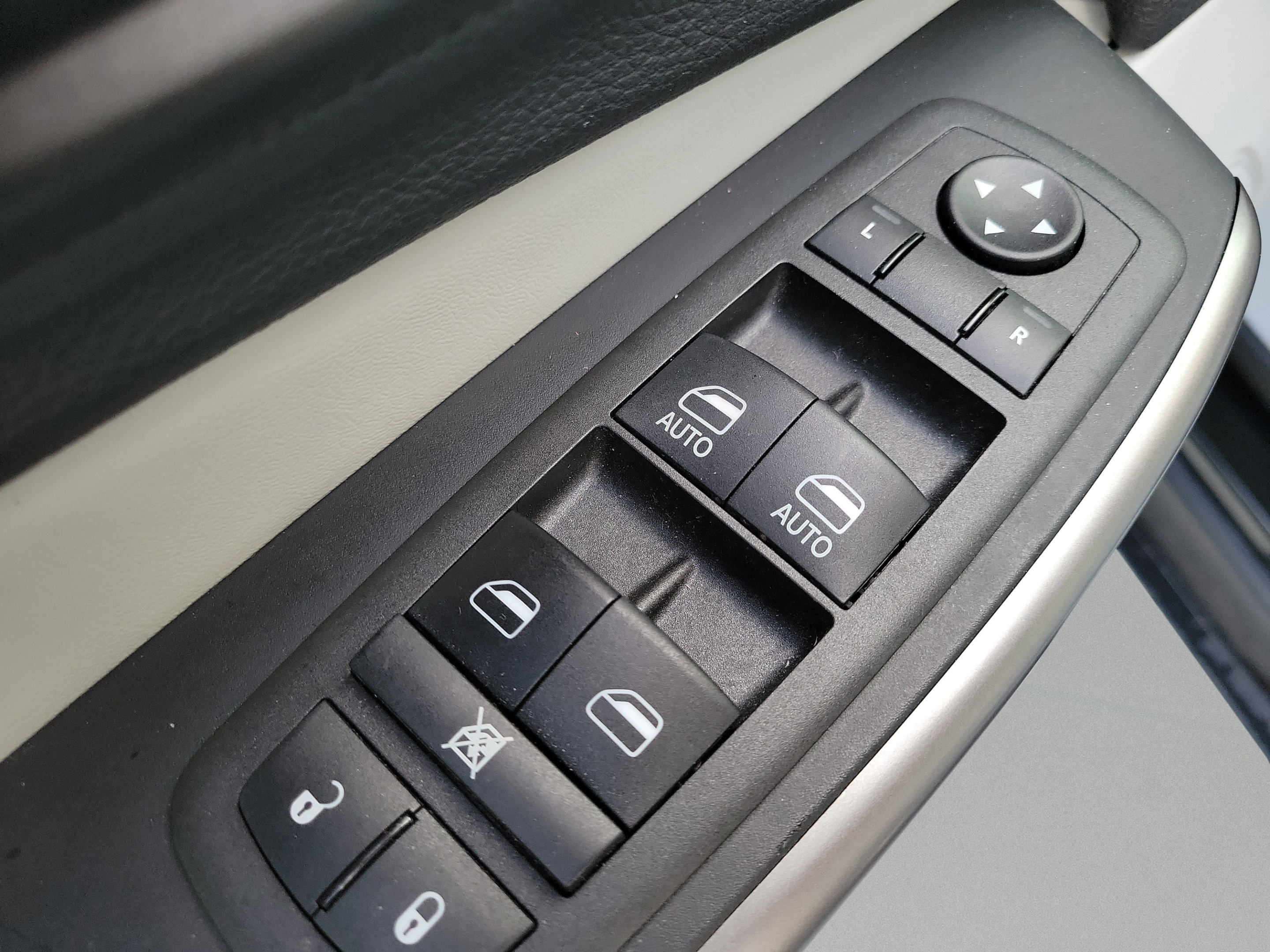 Certified 2022 Jeep Cherokee Latitude Lux w/ Sun & Sound Group FWD image 13