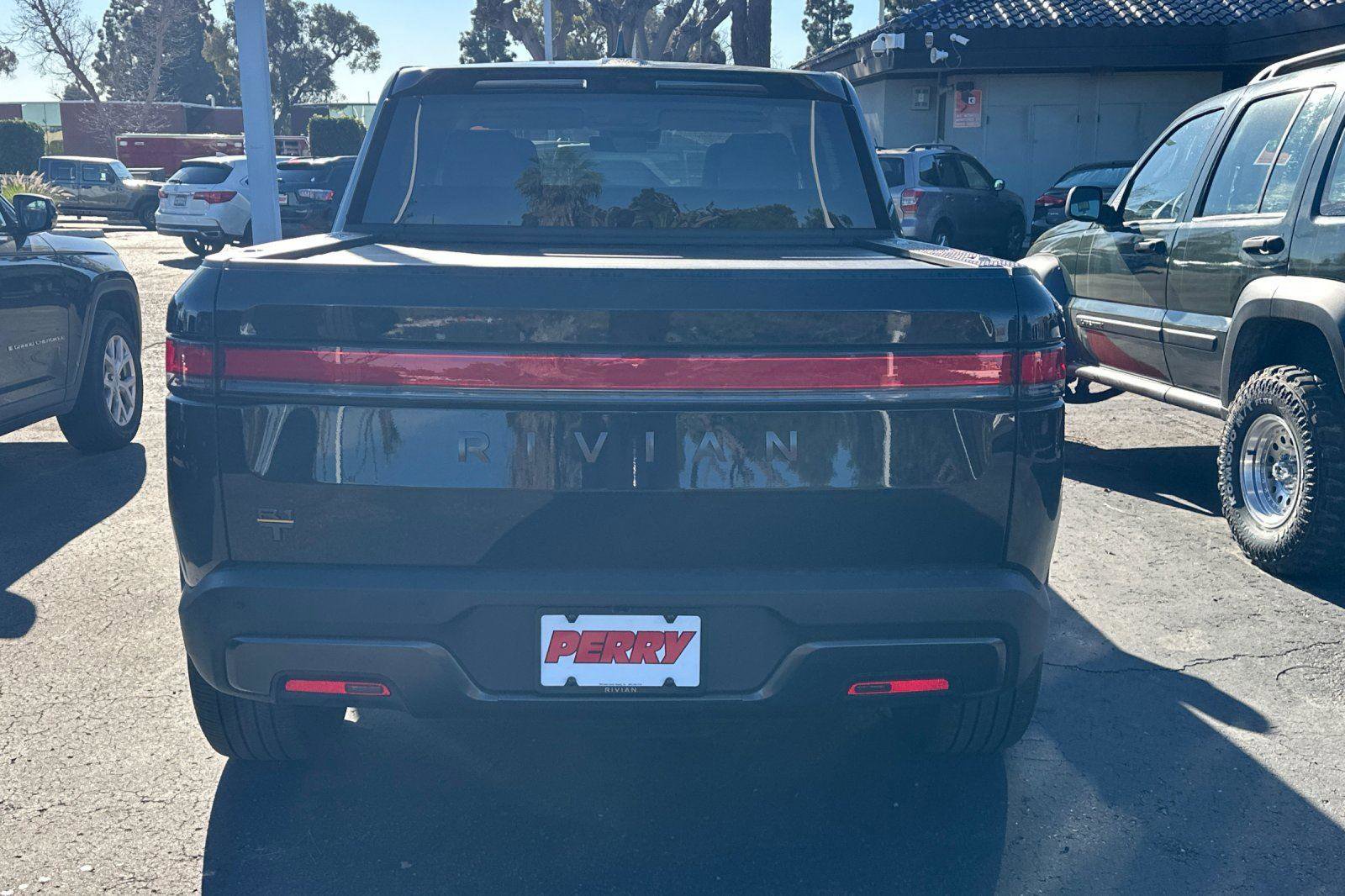 Used 2025 Rivian R1T Premium image 3