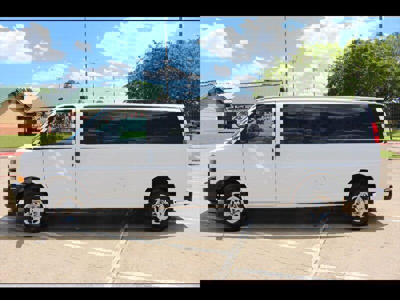 Used 2022 Chevrolet Express 3500 LS RWD image 2