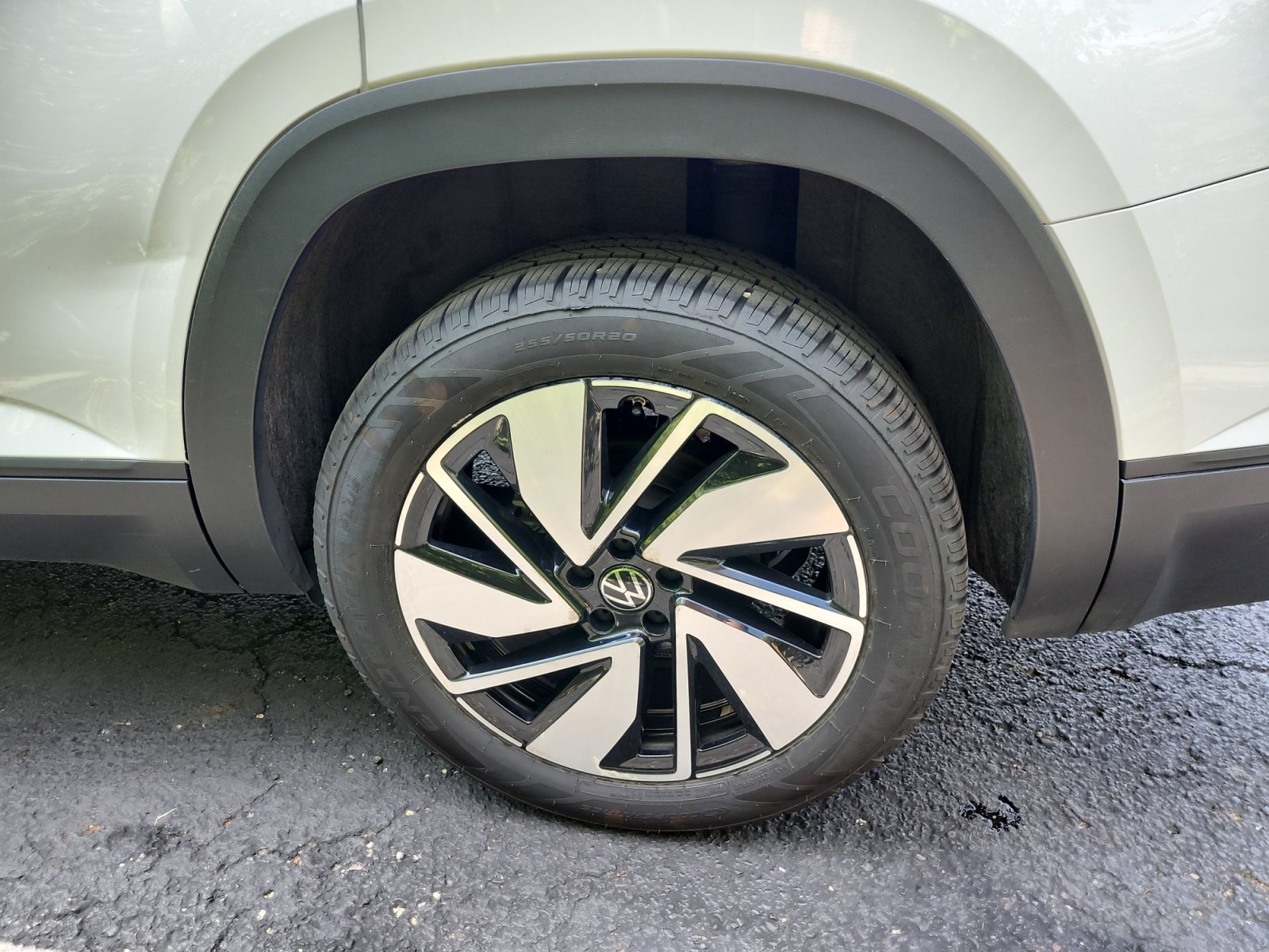 Used 2024 Volkswagen Atlas SE AWD/4WD image 16