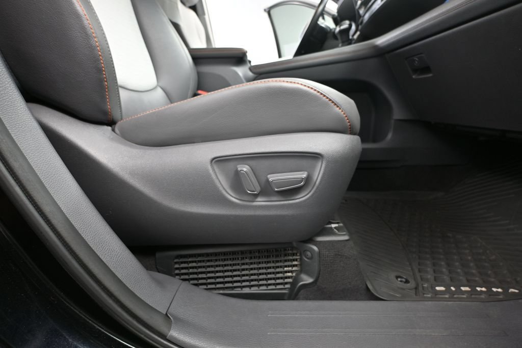 Used 2021 Toyota Sienna XSE FWD image 39