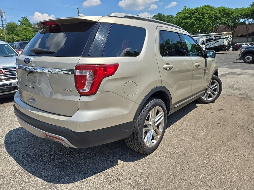 Used 2017 Ford Explorer XLT w/ Equipment Group 202A AWD/4WD image 6