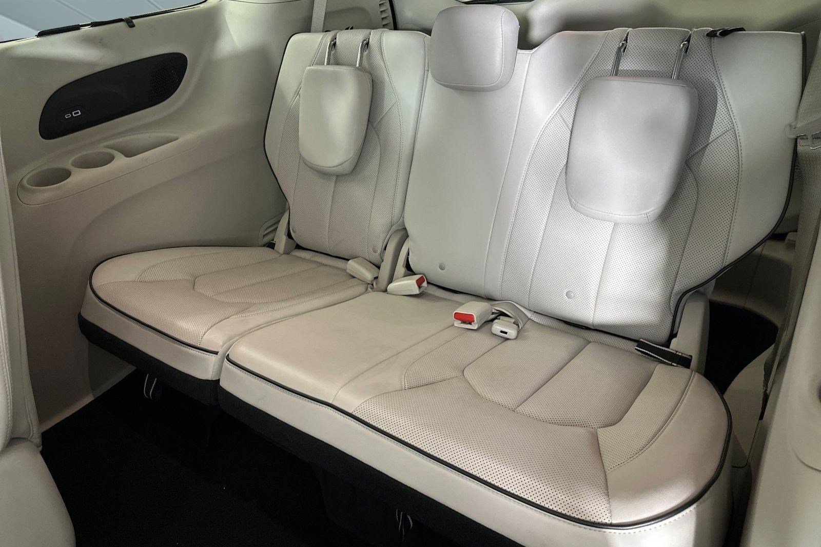 Used 2021 Chrysler Pacifica Limited w/ Uconnect Theater Family Group FWD image 37