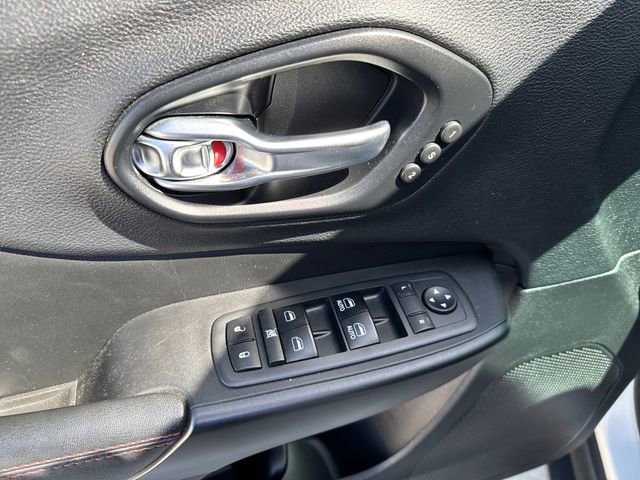 Used 2019 Jeep Cherokee Trailhawk AWD/4WD image 11