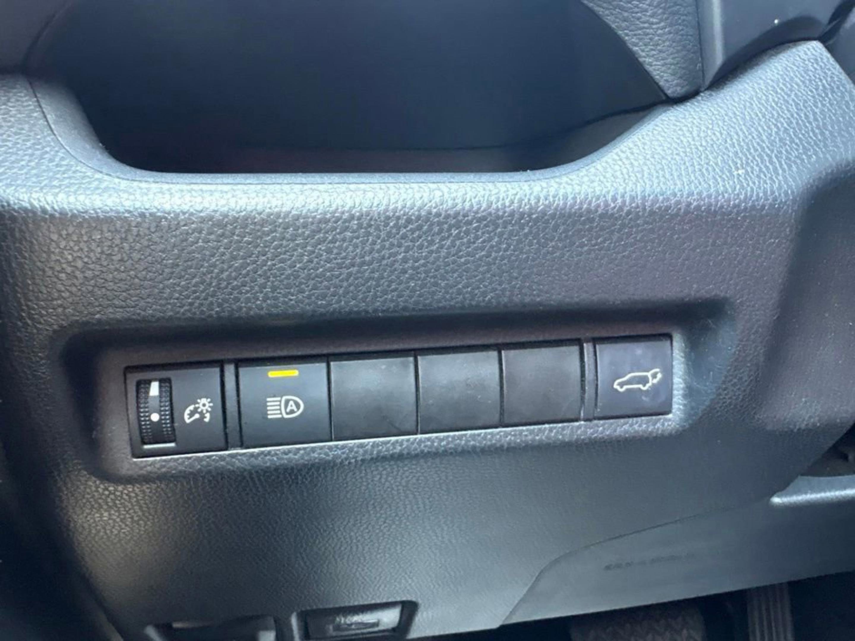 Used 2021 Toyota RAV4 XLE w/ Convenience Package FWD image 19