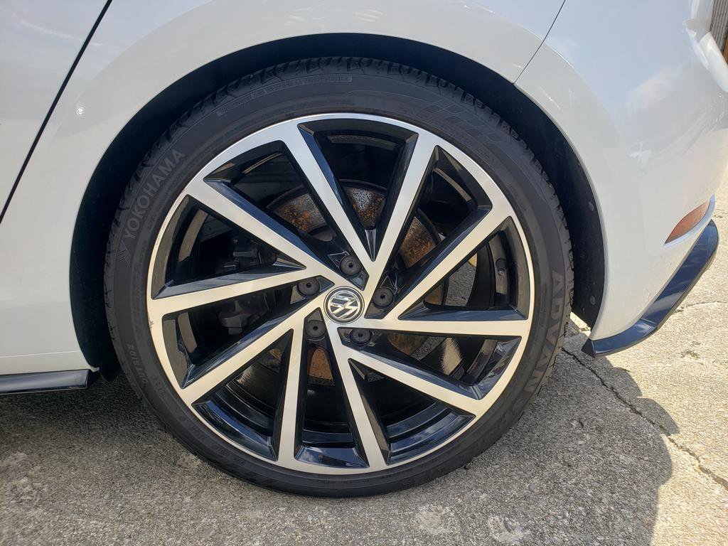 Used 2018 Volkswagen Golf R 4-Door AWD/4WD image 24