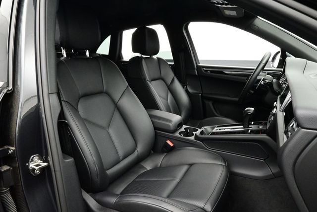 Certified 2025 Porsche Macan AWD/4WD image 17
