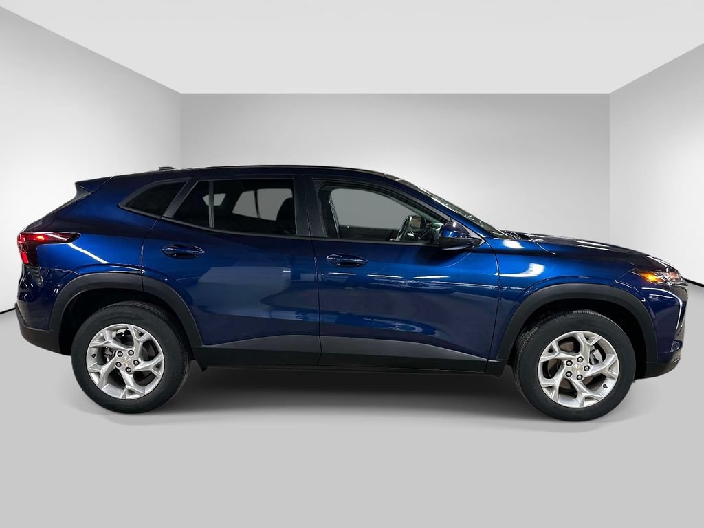 Used 2024 Chevrolet Trax LS w/ LS Convenience Package FWD image 6