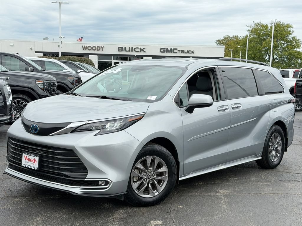 Used 2024 Toyota Sienna XLE AWD/4WD image 2