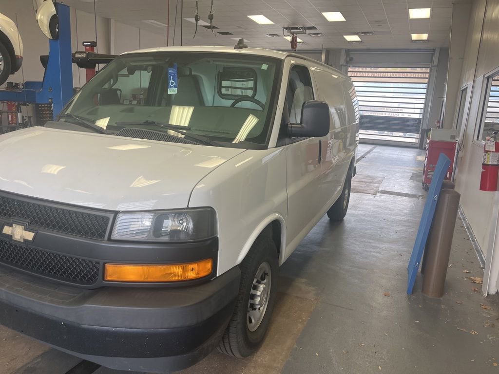 Used 2018 Chevrolet Express 2500 image 2
