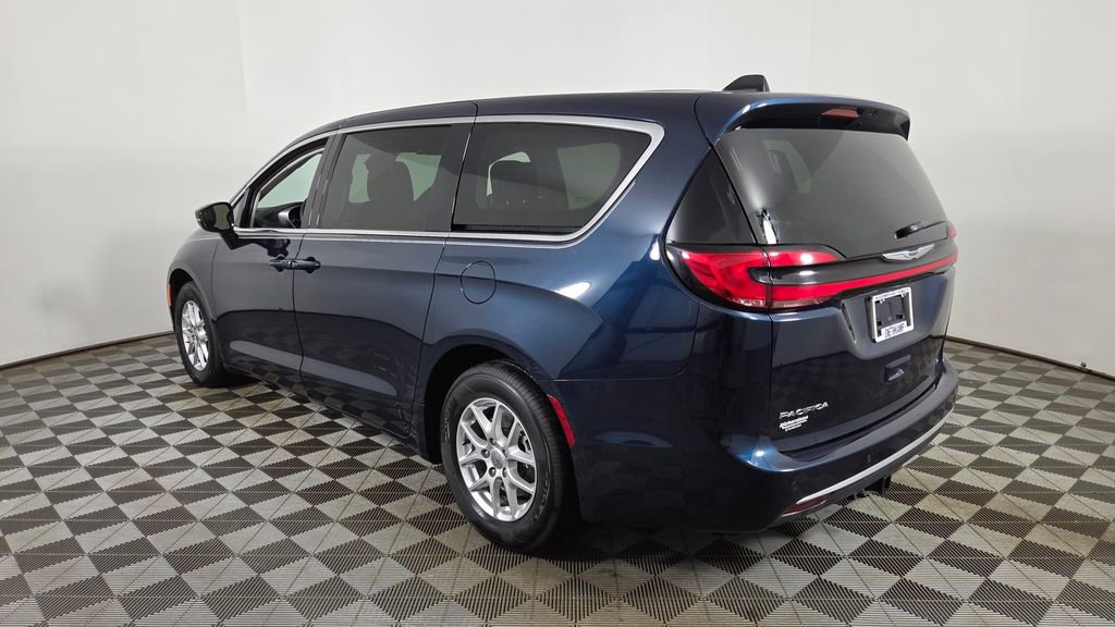 Used 2024 Chrysler Pacifica Touring-L FWD image 6