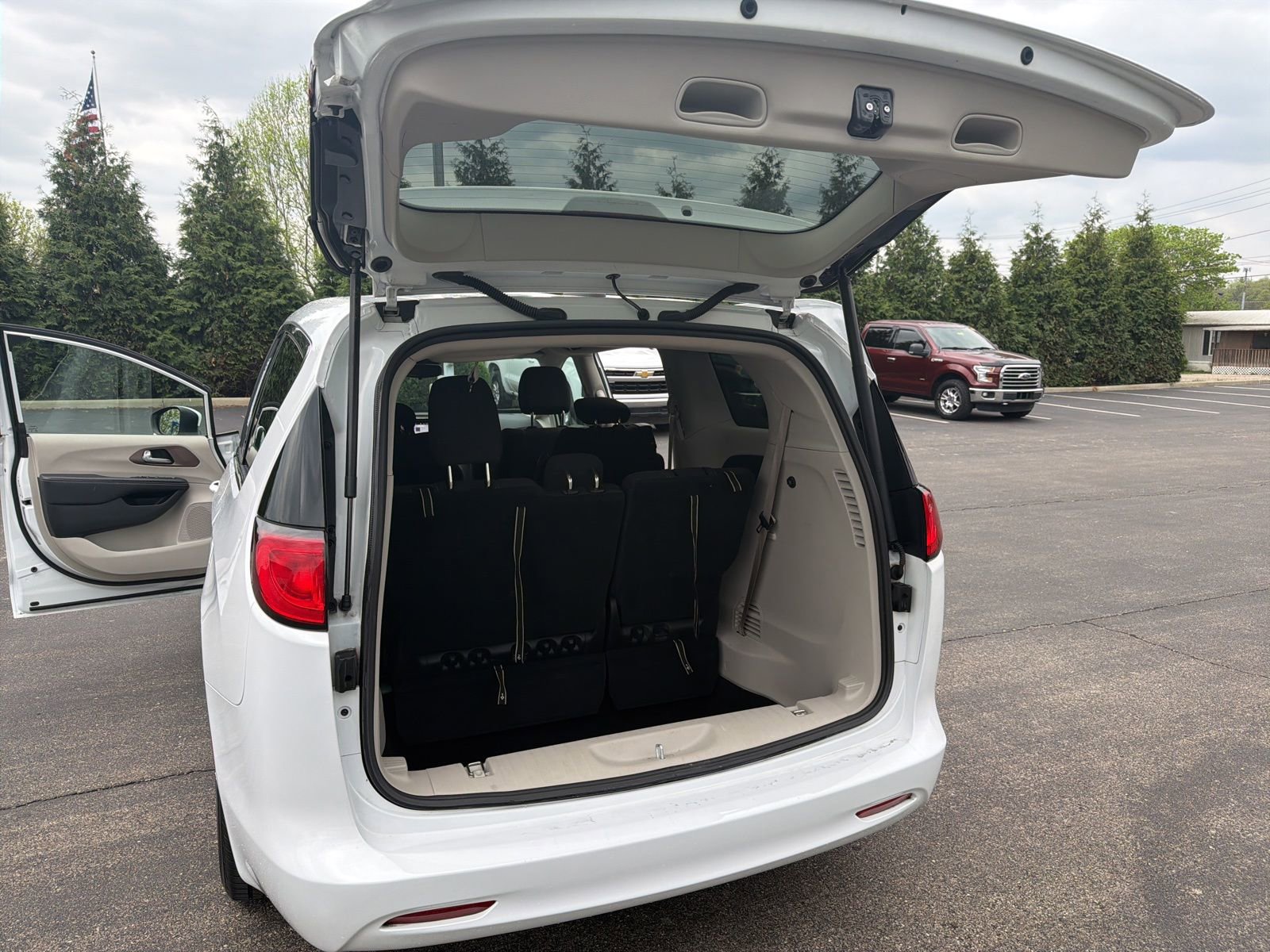 Used 2023 Chrysler Voyager LX FWD image 26
