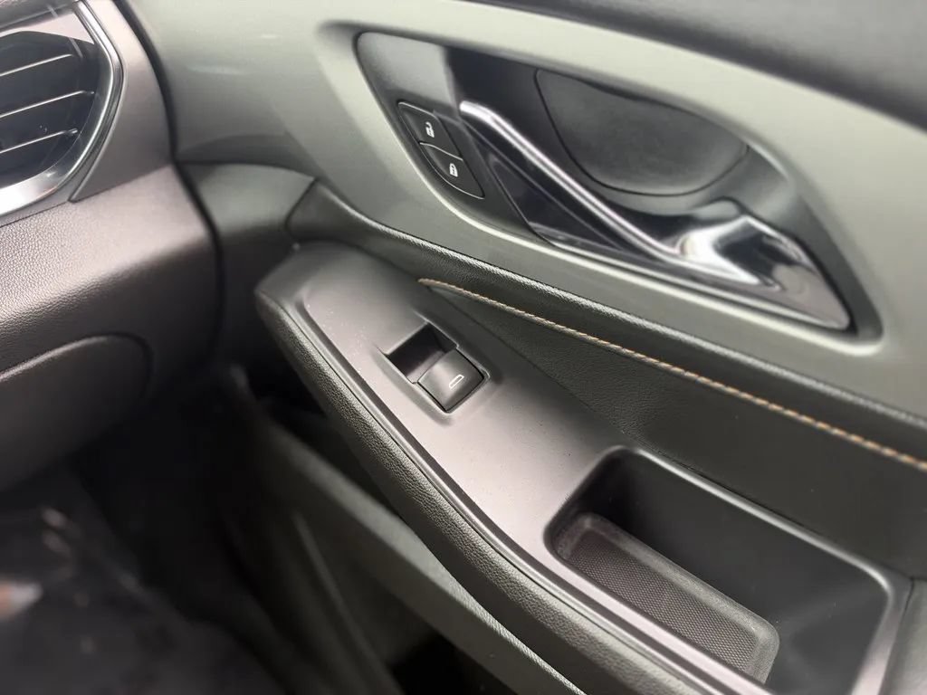 Used 2021 Chevrolet Traverse LS FWD image 13