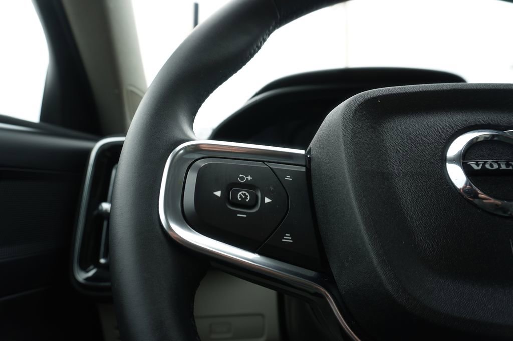 Used 2023 Volvo XC40 B5 Plus image 20