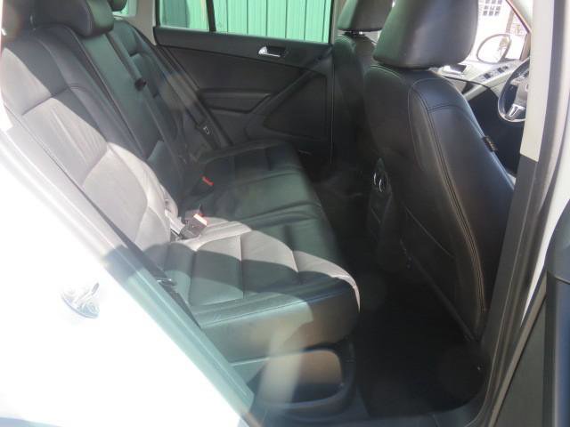 Used 2017 Volkswagen Tiguan SEL AWD/4WD image 22