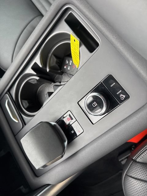 Used 2024 Land Rover Discovery Metropolitan Edition AWD/4WD image 32