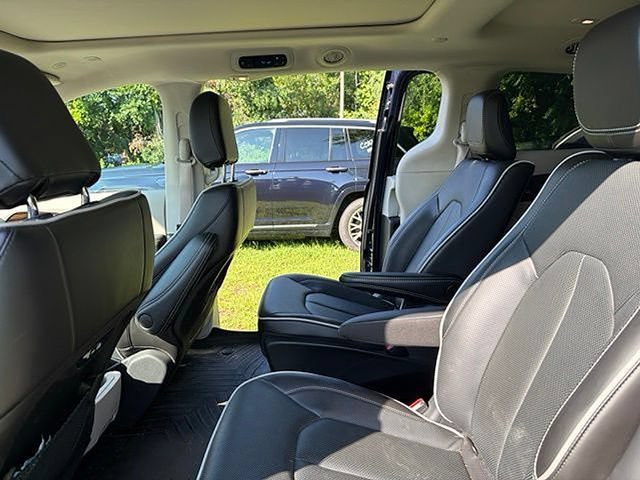 Used 2023 Chrysler Pacifica Limited FWD image 19