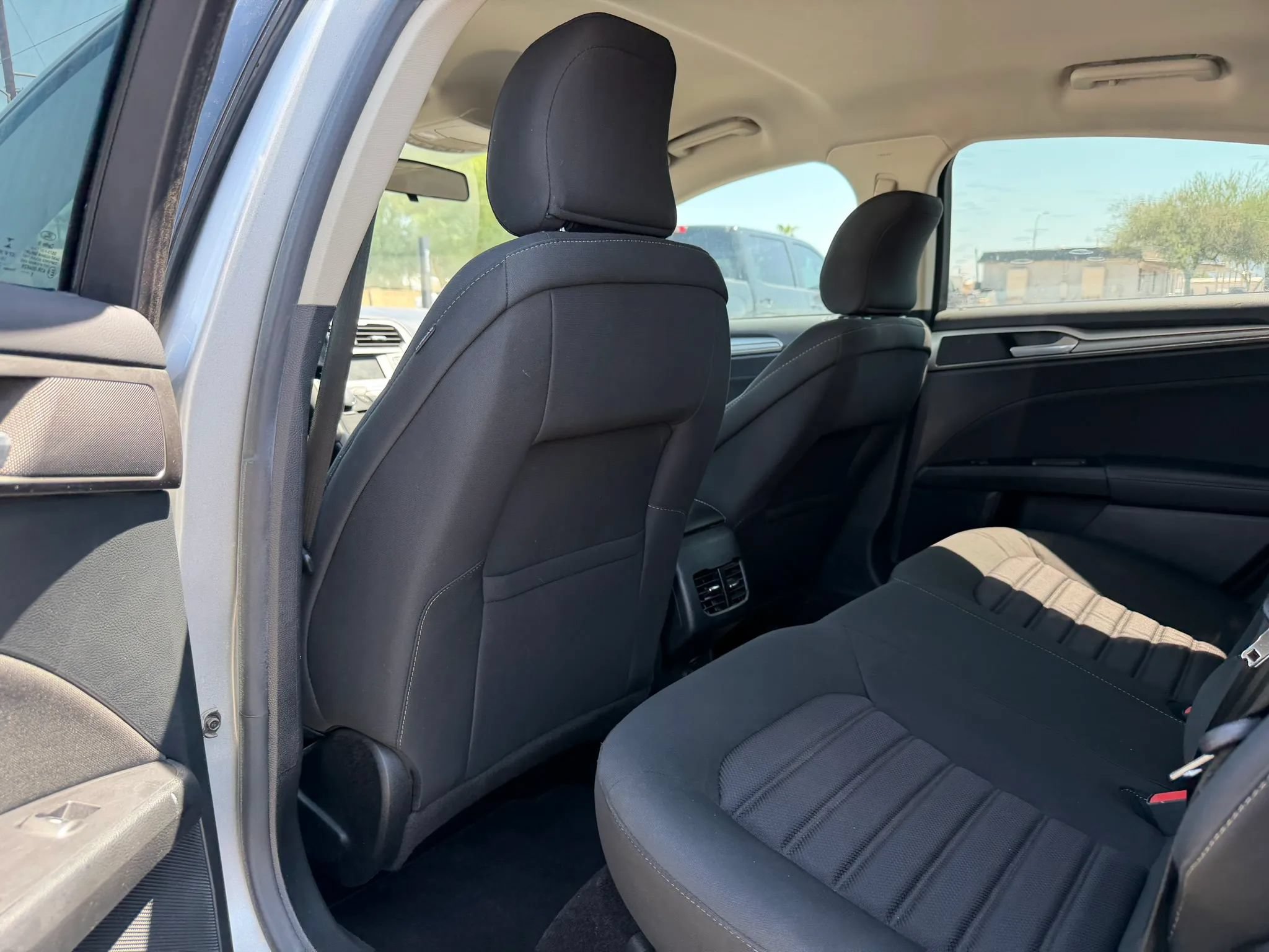 Used 2017 Ford Fusion SE FWD image 21