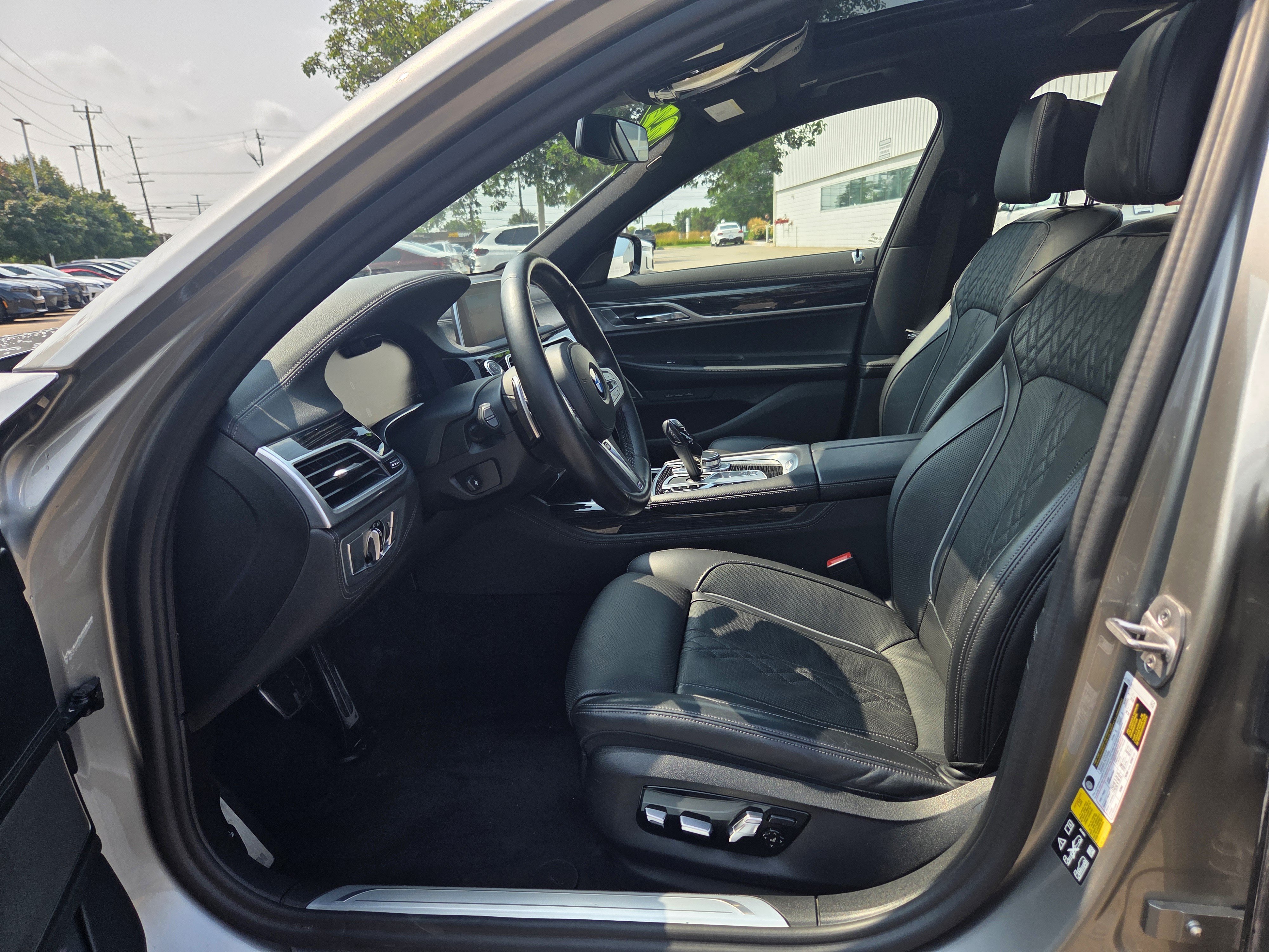 Used 2022 BMW 750i xDrive w/ M Sport Package AWD/4WD image 9