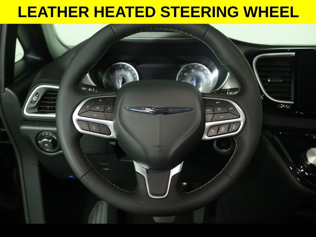 Used 2025 Chrysler Pacifica Select image 5