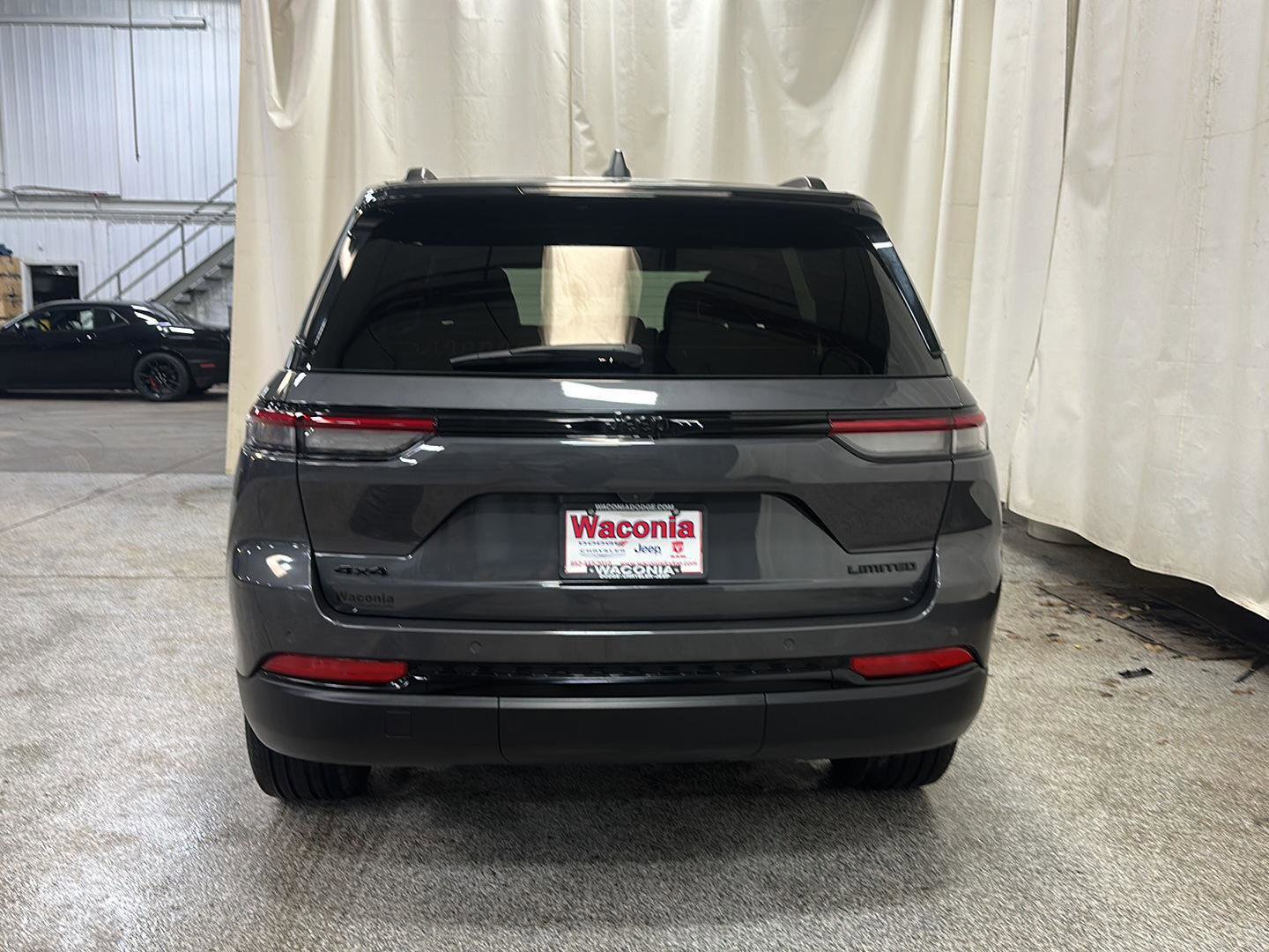 Used 2025 Jeep Grand Cherokee Limited w/ Black Appearance Package AWD/4WD image 4