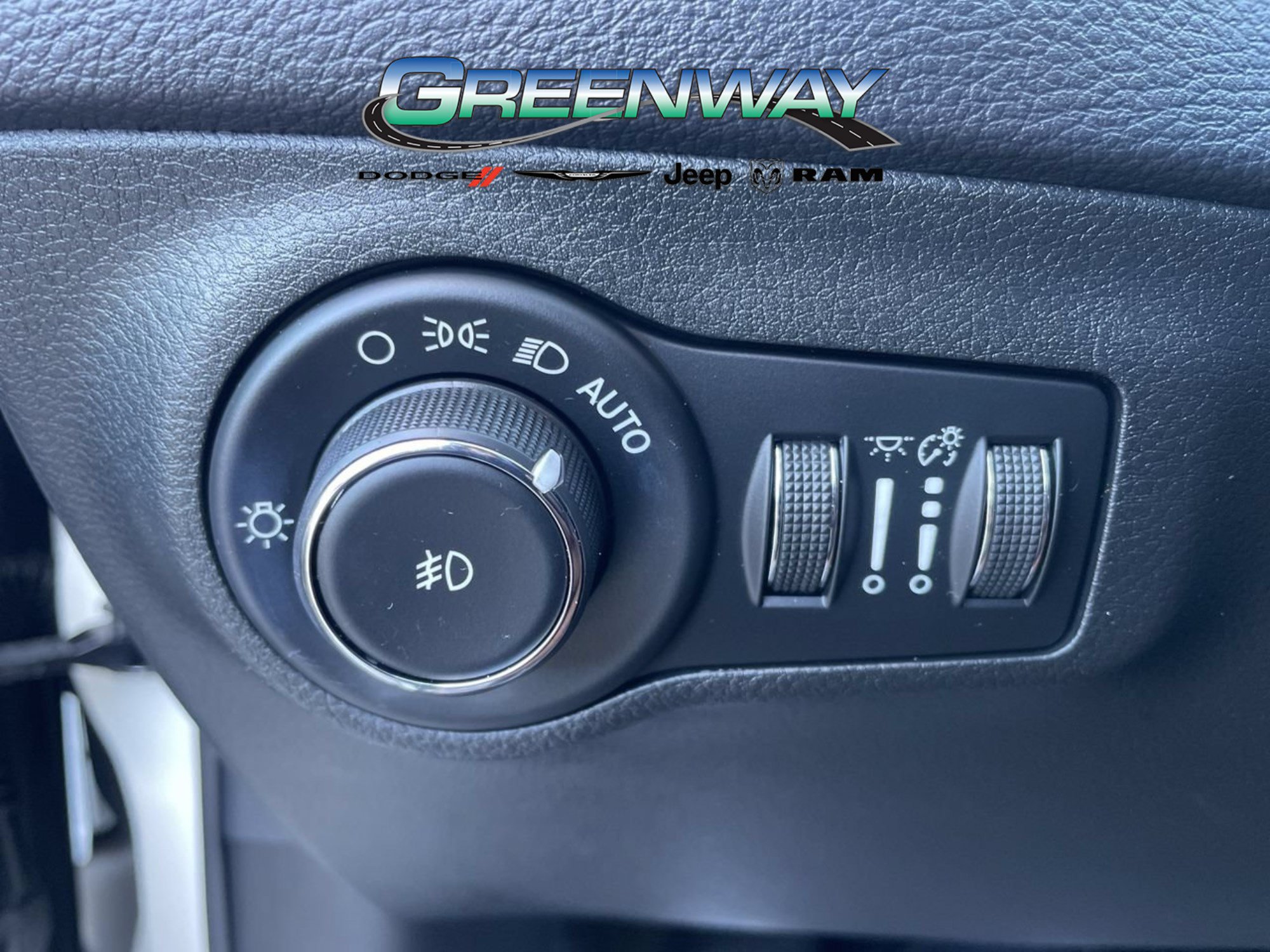Used 2017 Jeep Compass Latitude w/ Popular Equipment Group FWD image 25