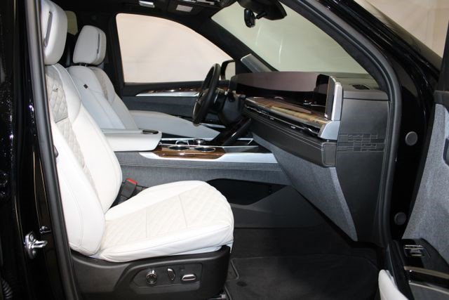Certified 2025 Cadillac Escalade Sport Platinum w/ LPO, ONYX Package AWD/4WD image 15