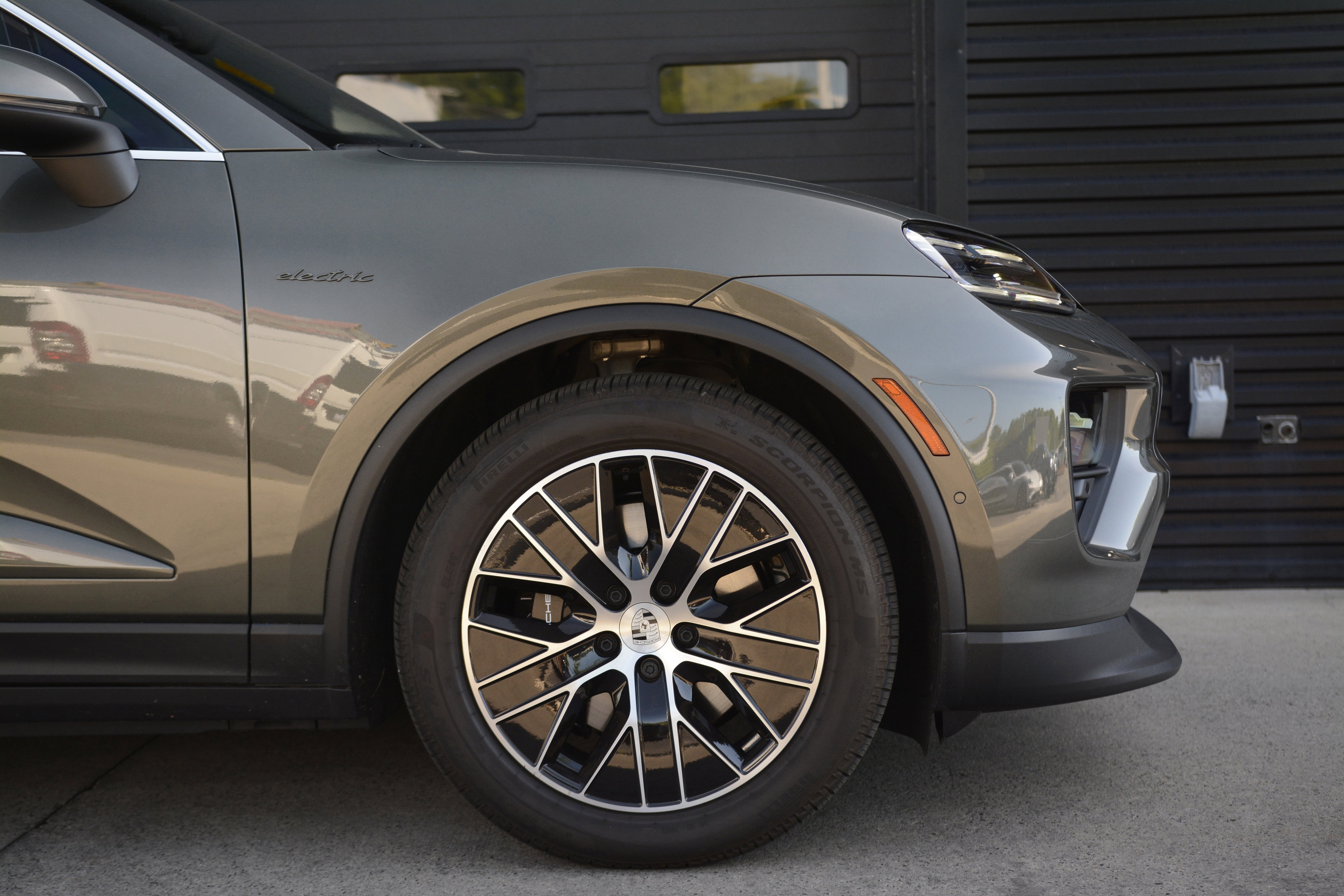 Certified 2025 Porsche Macan 4S Electric AWD/4WD image 11