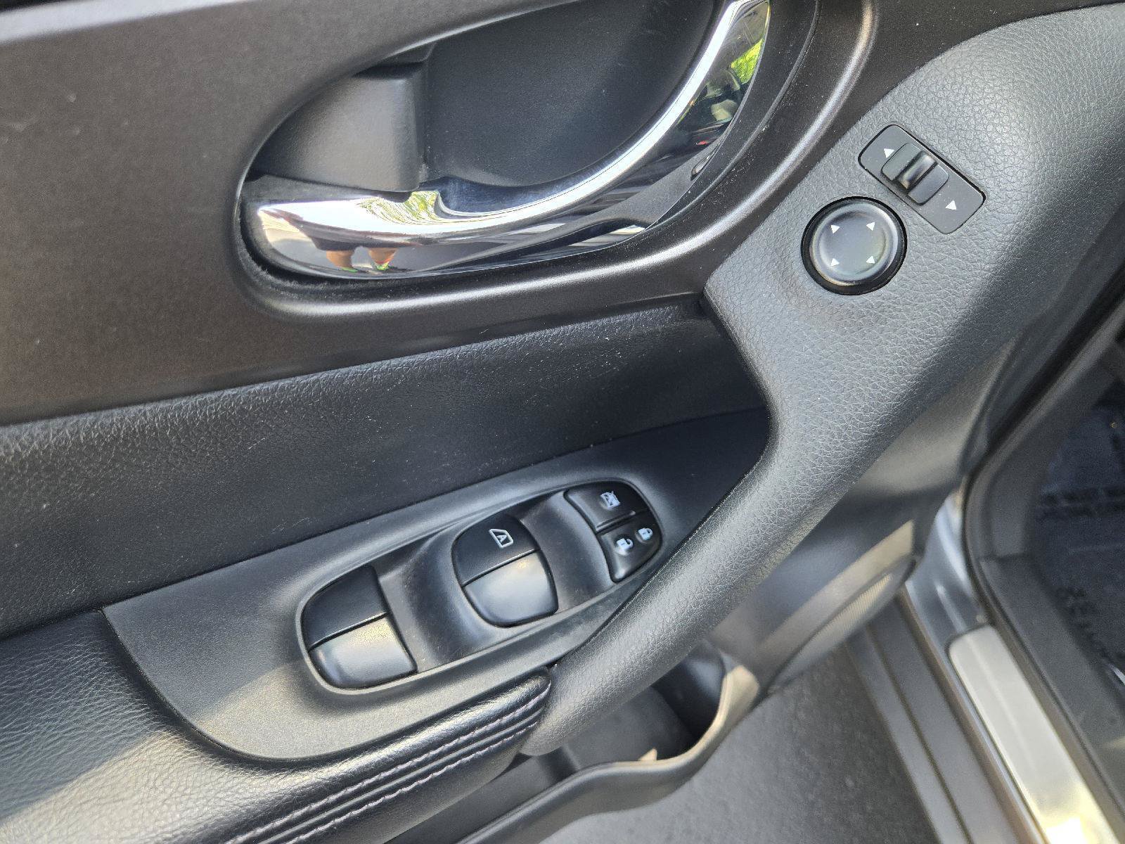 Used 2015 Nissan Rogue SV w/ SV Moonroof Package FWD image 14