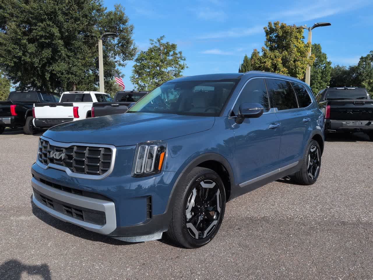 Used 2025 Kia Telluride S FWD image 2