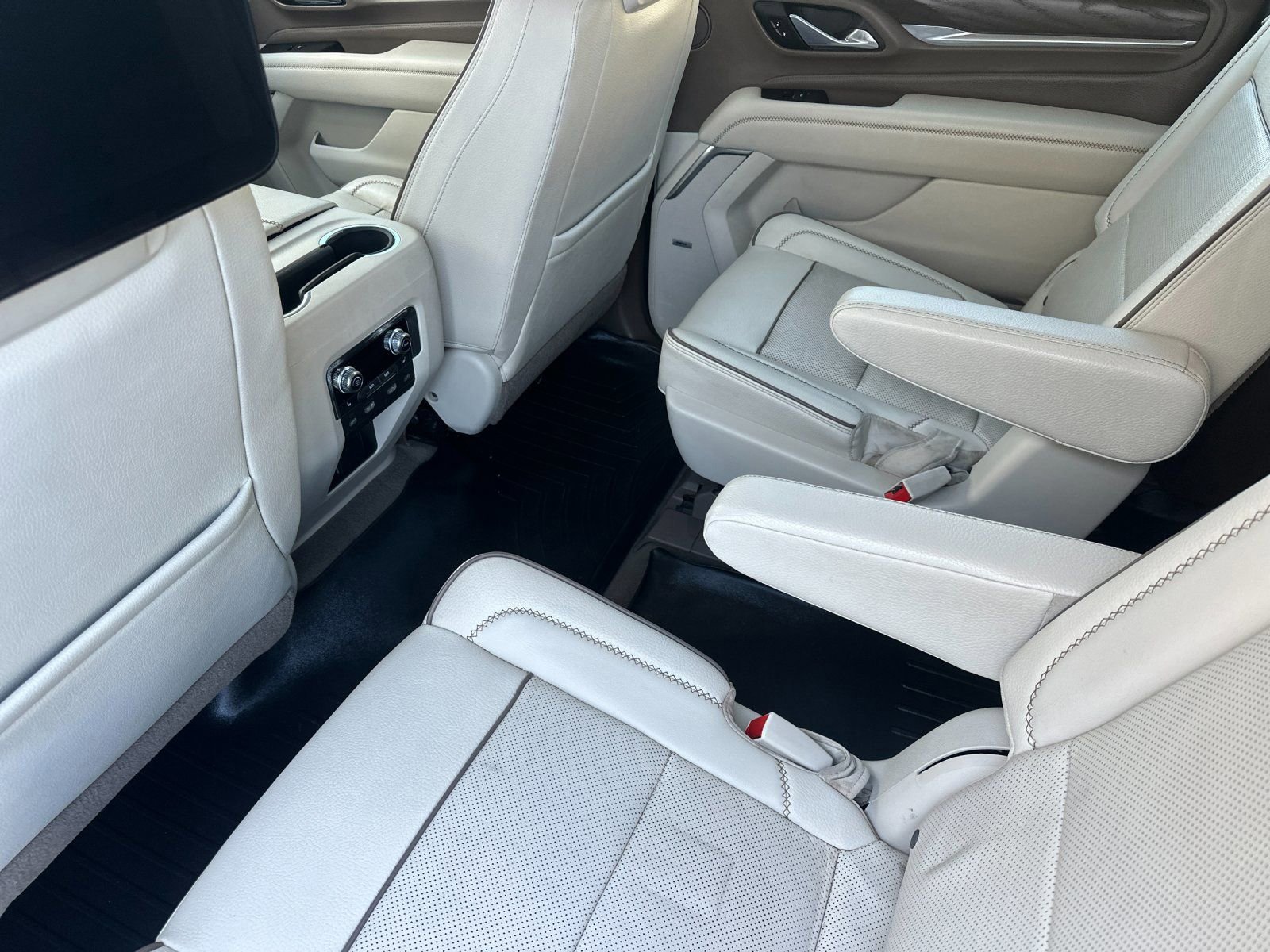 Used 2021 GMC Yukon XL Denali w/ Denali Premium Package AWD/4WD image 13