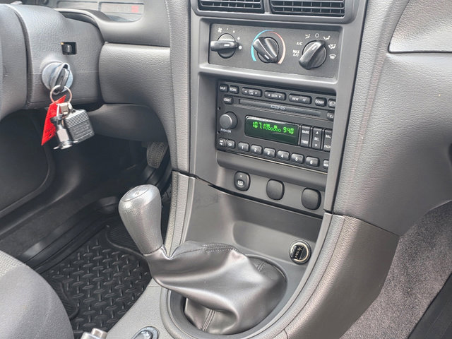 Used 2004 Ford Mustang Convertible image 3